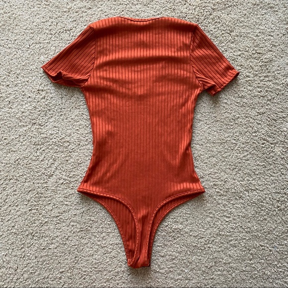 Nasty Gal Orange Ribbed V-Neck Bodysuit - Picture 2 of 3